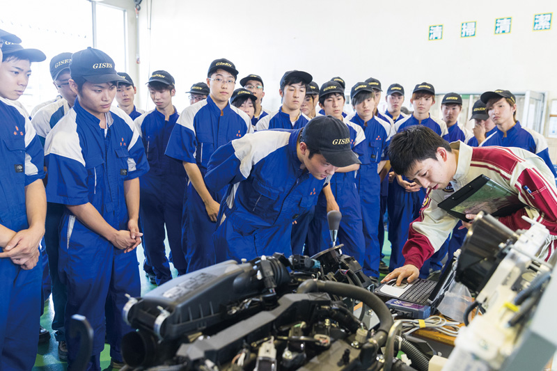 自動車整備学校に教材用エンジンテストベンチ寄贈